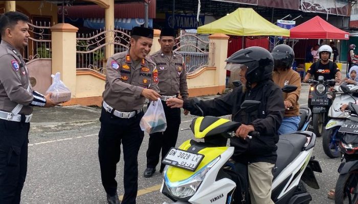 Berbagi Berkah Ramadhan, Satlantas Polres Touna Bagikan Takjil Gratis bagi Pengendara