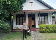 Hadirkan Rasa Nyaman, Personel Polsek Ulubongka Jaga Khidmatnya Ibadah Minggu di Desa Marowo