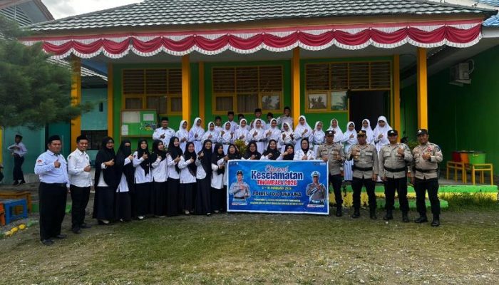 Sambangi MTsN Touna, Kasat Binmas Tekankan Adab dan Ingatkan Bahaya Konten Negatif Media Sosial
