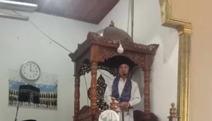 Khutbah Jumat di Masjid Athayibah Wakai, Bupati Ilham Lawidu Sampaikan Keutamaan Bulan Syawal