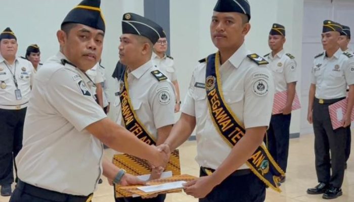Lapas Ampana Berikan Piagam Penghargaan Dua Pegawai Teladan