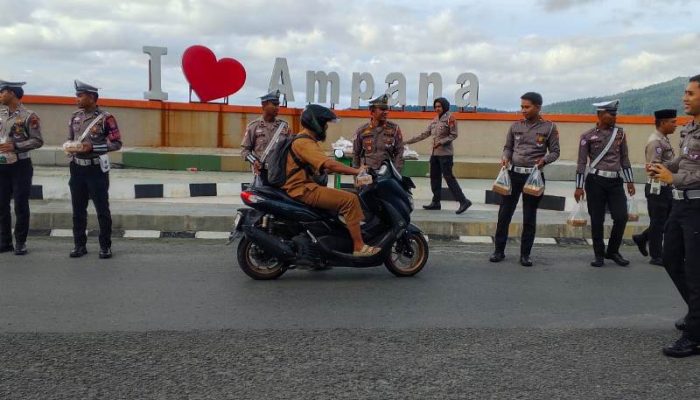Berbagi Berkah Ramadhan, Satlantas Polres Touna Bagikan Takjil
