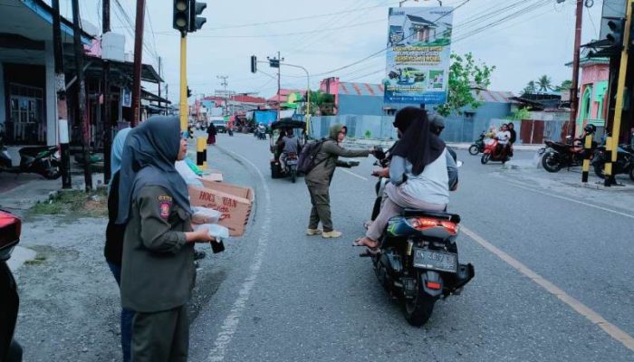 Lewat Pembagian Takjil, Satpol PP Touna Tebar Kebaikan di Bulan Ramadan