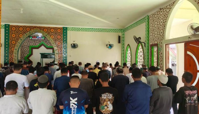 Sholat Jumat Berjamaah di Lapas Ampana Perkuat Pembinaan Kepribadian Warga Binaan
