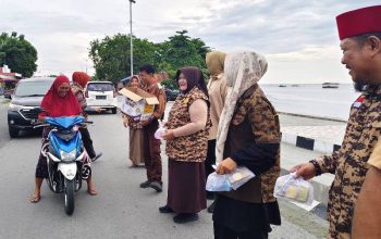 Tebar Kebaikan di Bulan Suci Ramadhan, Pramuka Touna Berbagi Takjil