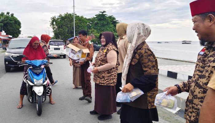 Tebar Kebaikan di Bulan Suci Ramadhan, Pramuka Touna Berbagi Takjil