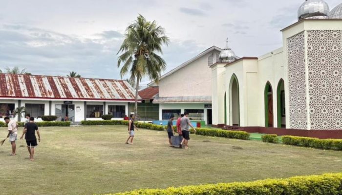 Jelang Pelaksanaan Sholat Ied, Warga Binaan Lapas Ampana Gotong Royong Bersihkan Masjid dan Lapangan