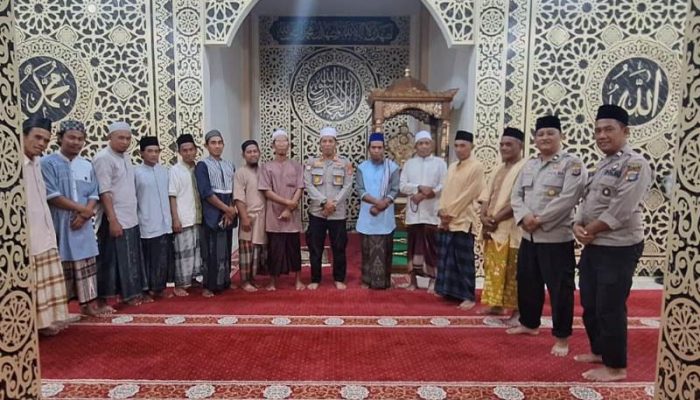 Tarawih Keliling di Desa Kajulangko, Sat Binmas Polres Touna Pererat Silaturahmi dengan Jamaah Masjid Armuzna