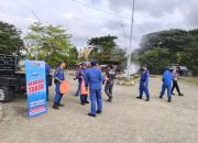 Wujud Kepedulian, Personel Satpolairud Touna Sapa Warga Pesisir dengan Paket Takjil