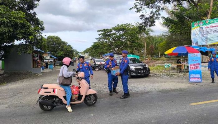 Wujud Kepedulian Polri, Personel Satpolairud Touna Sapa Pengendara dengan Paket Takjil