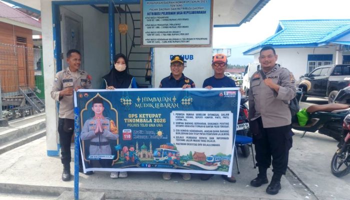 Pastikan Pemudik Nyaman, Personel Binmas Polres Touna Berinteraksi Langsung di Pelabuhan