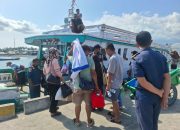 Pastikan Arus Balik Aman, Aipda Muslihin Pantau Keberangkatan Kapal di Pelabuhan Ampana