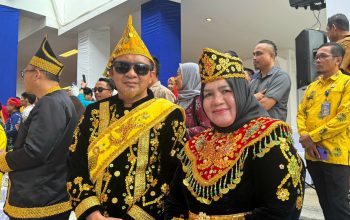 Bupati Ilham dan Wabup Surya Kompak Kenakan Pakaian Adat Daerah di Peringatan HUT ke-62 Provinsi Sulteng