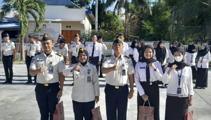 Wujud Apresiasi Kinerja dan Penguatan Integritas, Plt. Kalapas Ampana Berikan Penghargaan Kepada Pegawai Teladan