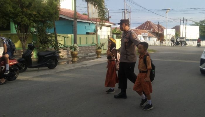 Polsek Ampana Kota Gelar Strong Point Pagi, Wujud Nyata Kepedulian Polisi terhadap Keselamatan Pelajar di Jalan Raya