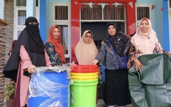 Aksi Nyata Peduli Lingkungan Sejak Dini, DLHPKP Touna Bagikan Tong Sampah 3 in 1 di Fasilitas Pendidikan dan Kawasan Permukiman