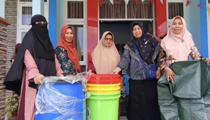 Aksi Nyata Peduli Lingkungan Sejak Dini, DLHPKP Touna Bagikan Tong Sampah 3 in 1 di Fasilitas Pendidikan dan Kawasan Permukiman