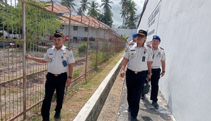Deteksi Dini Kamtib, Plt. Kalapas Ampana Turun Langsung Kontrol Area Brandgang dan Perkuat Pengawasan Lapas