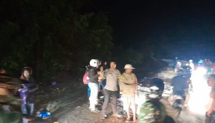 Pastikan Jalur Aman, Personel Polsek Ulubongka Siaga di Lokasi Longsor Hingga Malam Hari