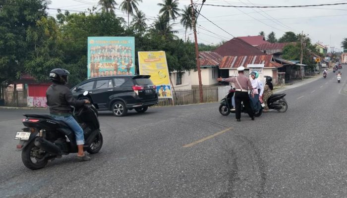 Pastikan Kamseltibcar Lantas, Sat Lantas Polres Touna Gelar Strong Point Pagi