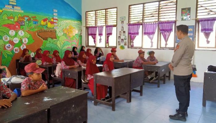 Sambangi SDN 1 Tete B, Kapolsek Ampana Tete Ajak Siswa Perangi Bullying dan Narkoba