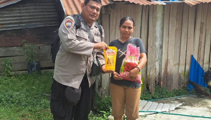 Wujud Empati Polri, Satbinmas Polres Touna Salurkan Beras dan Minyak untuk Warga Membutuhkan