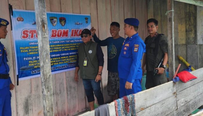 Satpolairud Polres Touna Sebar Spanduk Imbauan di Pelosok Pulau, Ingatkan Bahaya Bius Ikan