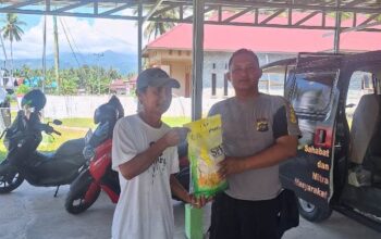 Kendalikan Harga Pangan, Sat Binmas Polres Touna dan Bulog Gelar Pasar Beras Murah di Ampana Tete