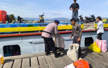 Satpolairud Polres Touna Sigap Bantu Nelayan Desa Labuan