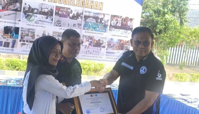 Pegawai Terbaik Lapas Ampana Terima Penghargaan Atas Keberhasilan Gagalkan Penyelundupan Narkoba Ke Dalam Lapas