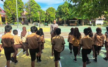 Tanamkan Disiplin Sejak Dini, Satlantas Polres Touna Edukasi Polisi Cilik di SDN 1 Ratolindo