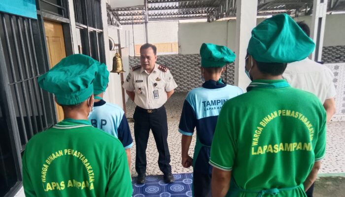 Beri Arahan Petugas Dapur, Kalapas Ampana Tekankan Kebersihan dan Kualitas Makanan WBP