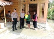 Jumat Berkah, Kasat Samapta Polres Touna Salurkan Bansos Kepada Warga Desa Saluaba