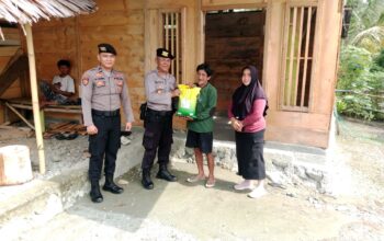 Jumat Berkah, Kasat Samapta Polres Touna Salurkan Bansos Kepada Warga Desa Saluaba