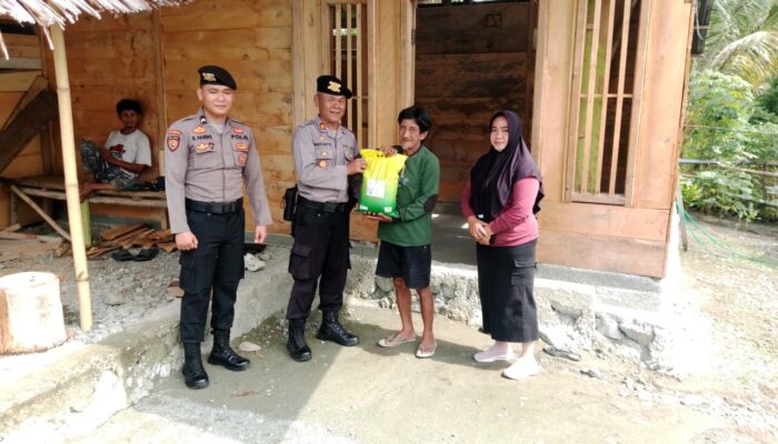 Jumat Berkah, Kasat Samapta Polres Touna Salurkan Bansos Kepada Warga Desa Saluaba