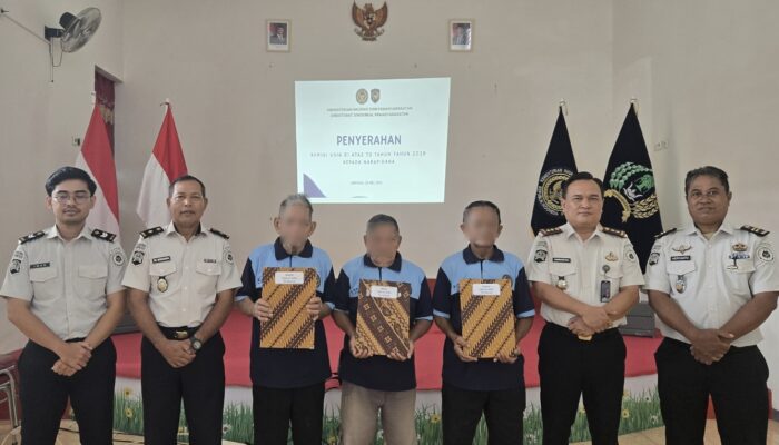 Wujud Kepedulian dan Penghargaan Negara, Lapas Ampana Serahkan Remisi Khusus bagi WBP Lanjut Usia di Atas 70 Tahun