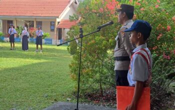 Kasat Binmas Polres Touna saat memberikan arahan pada pelaksanaan upacara di SMPN 5 Ampana Tete.
