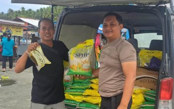 Bantu Ringankan Beban Warga, Sat Binmas Polres Tojo Una-Una Salurkan Beras dan Minyak Murah