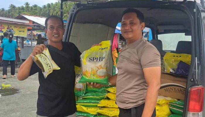 Bantu Ringankan Beban Warga, Sat Binmas Polres Tojo Una-Una Salurkan Beras dan Minyak Murah
