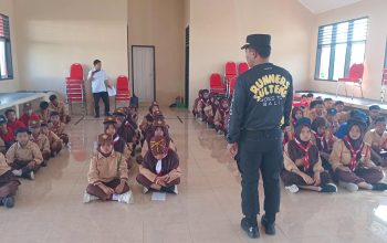 Sat Binmas Polres Tojo Una-Una Latih PBB dan Bina Polisi Cilik di Sekolah Rakyat