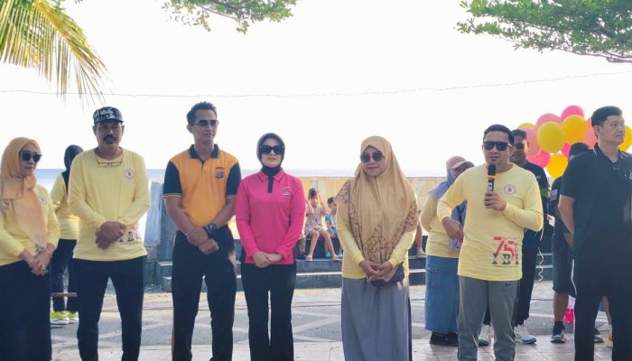 Bupati Ilham Lawidu Lepas Jalan Santai Peringati HUT IBI ke-75 dan Hari Bhayangkara ke-80
