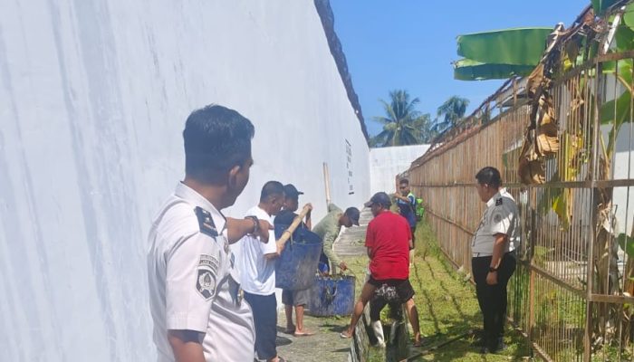 Deteksi Dini Kamtib, Lapas Ampana Bersama WBP Bersihkan Area Kontrol Pagar Brandgang