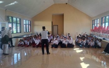 Polri Hadir di Sekolah, Sat Binmas Polres Touna Ajarkan Kedisiplinan Lewat Pelatihan Polisi Cilik