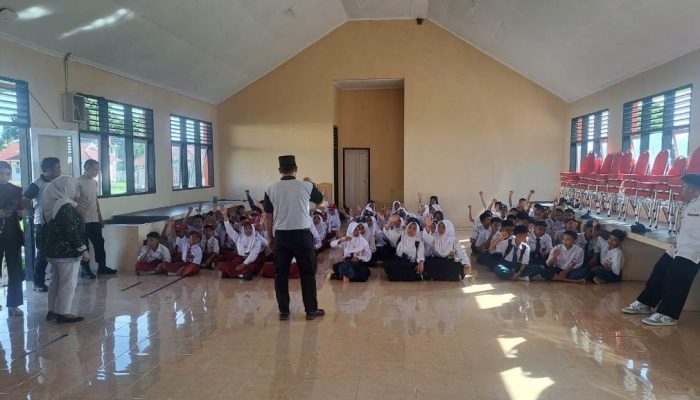Polri Hadir di Sekolah, Sat Binmas Polres Touna Ajarkan Kedisiplinan Lewat Pelatihan Polisi Cilik