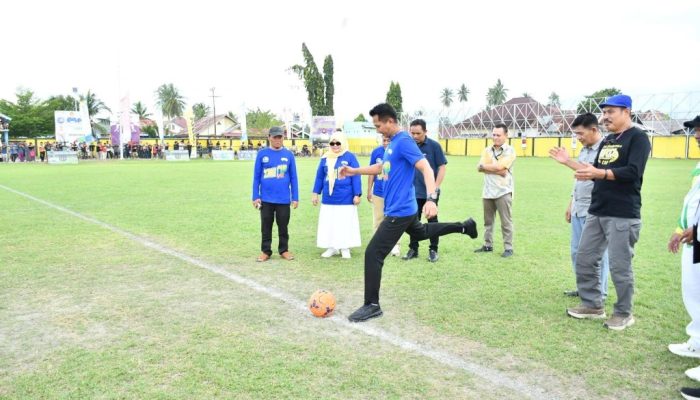 Kapolres Tojo Una-Una Tandai Dimulainya BERANI Cup 2026 dengan Tendangan Perdana