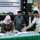 Wabup Surya saat melakukan penandatanganan persetujuan bersama Ranperda APBD 2025. Foto: Istimewah