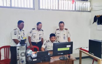 Tingkatkan Tertib Administrasi Berbasis Digital, Kalapas Ampana Tinjau Langsung Pemutakhiran Data WBP Melalui Aplikasi SDP