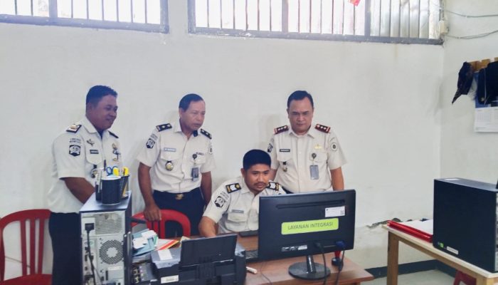 Tingkatkan Tertib Administrasi Berbasis Digital, Kalapas Ampana Tinjau Langsung Pemutakhiran Data WBP Melalui Aplikasi SDP