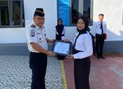 Apel Pagi Penuh Semangat, Kalapas Ampana Berikan Penghargaan Kepada Pegawai Berprestasi Sebagai Wujud Apresiasi Atas Dedikasi Dan Integritas