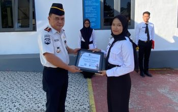 Apel Pagi Penuh Semangat, Kalapas Ampana Berikan Penghargaan Kepada Pegawai Berprestasi Sebagai Wujud Apresiasi Atas Dedikasi Dan Integritas